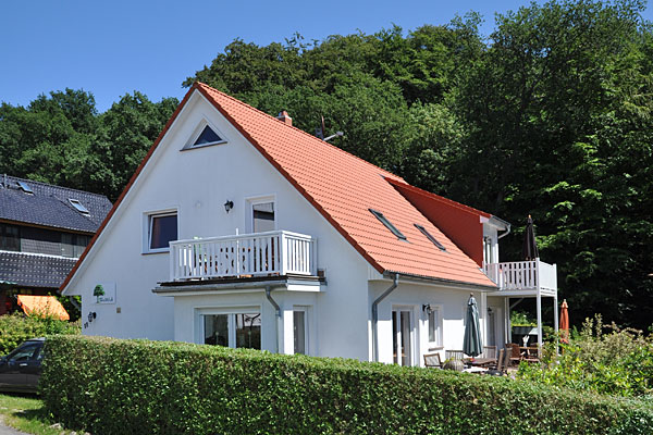 Hausansicht mit Terrasse